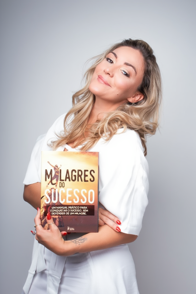 Escritora centralizada com livro